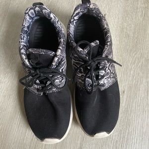 Nike black roshe black and white 6.5